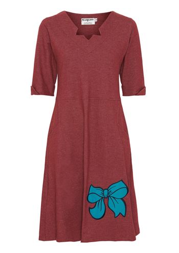 Rød kjole med blå sløjfe og flot halsudskæring fra MARGOT