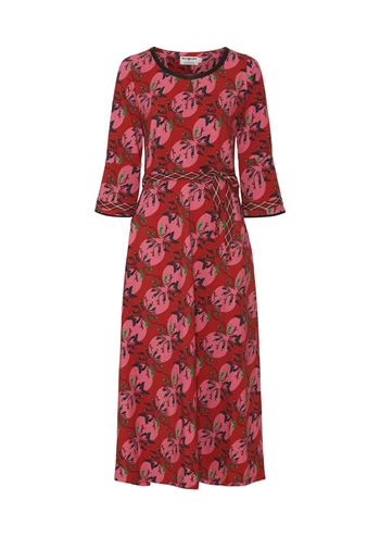 Rød kjole med grafisk retro print og bindebånd fra MARGOT