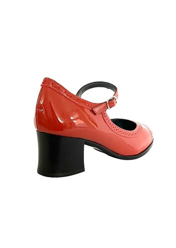 Rødbrun farvet sko med spænde fra Nordic ShoePeople
