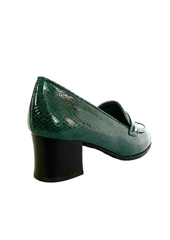Grøn sko med pyntespænde og mellem høj hæl fra Nordic ShoePeople