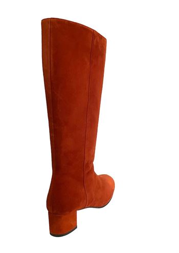 Rust rød lang ruskindsstøvle med 4 cm hæl fra Nordic ShoePeople