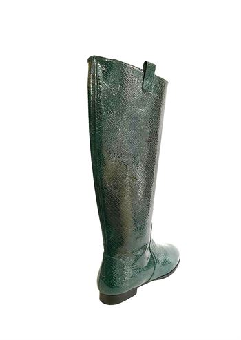 Mørkegrøn lang støvle med flad hæl og croco look fra Nordic ShoePeople