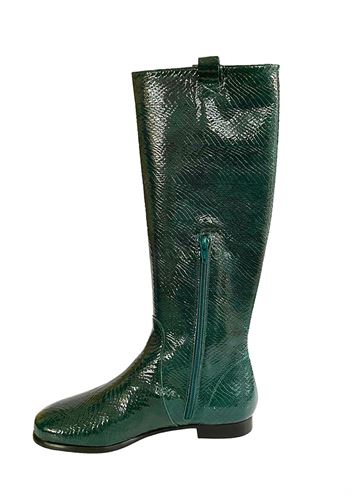 Mørkegrøn lang støvle med flad hæl og croco look fra Nordic ShoePeople