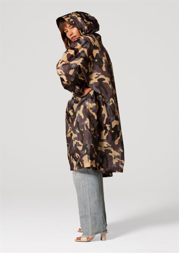 Regnponcho med camouflageprint fra Rainkiss